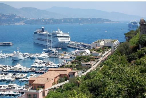 Atracado en el exclusivo puerto de MonteCarlo (Mónaco)